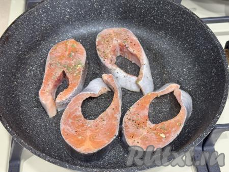 В сковороде прогреть немного растительного масла, выложить стейки форели.&nbsp;