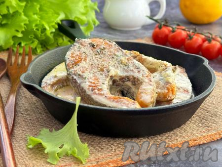 Стейки форели в сливках на сковороде