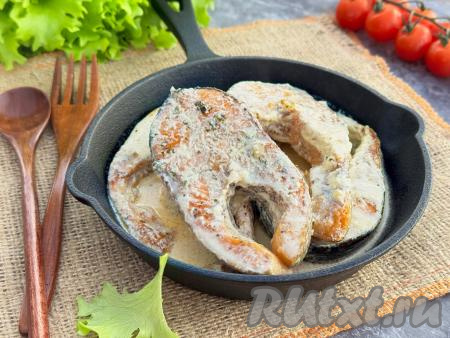 Сочные, нежные стейки форели разложить со сковороды по тарелкам, дополнить гарниром, полить соусом из сливок, в котором тушилась рыба, и в горячем виде подать к столу.