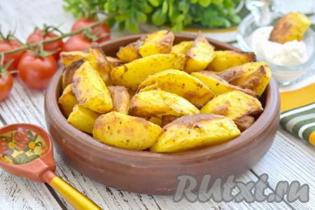 Картошка, запечённая в сметане в аэрогриле, получается мягкой внутри и при этом покрытой аппетитной корочкой снаружи. Этот вкусный, ароматный картофель станет отличным гарниром к различным блюдам.&nbsp;