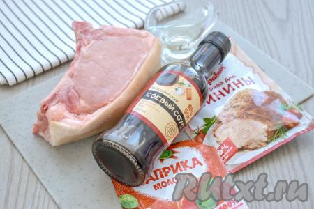 Для этого блюда я взяла свиной карбонат на кости. Я удалила с мяса шкурку и срезала кость. В результате у меня получился кусок свинины весом 300 грамм, моем мясо, обсушиваем.&nbsp;