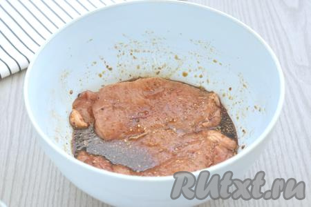 Перемешиваем стейки, покрывая их соевым соусом и маслом со всех сторон. Миску с мясом затягиваем пищевой плёнкой (или накрываем крышкой) и отправляем в холодильник на 1 час, чтобы мясо промариновалось. В течение этого времени кусочки мяса нужно будет 2-3 раза перевернуть, чтобы они равномерно пропитались соевым соусом.