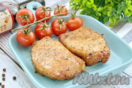 Сочные, очень вкусные, аппетитные стейки из карбоната свинины раскладываем из чаши аэрогриля&nbsp;по тарелкам и в горячем виде подаём к столу.&nbsp;&nbsp;