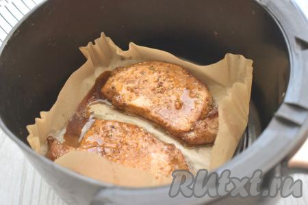 Через 15 минут с начала запекания свиные стейки переворачиваем и запекаем оставшиеся 15 минут (до готовности мяса). Для того чтобы проверить готовность, нужно сделать на мясе надрез, если выделяется прозрачный сок без примесей крови, значит свинина готова. Если мясо не готово, увеличьте время запекания на 5-10 минут. У меня аэрогриль мощностью 1400 Ватт, стейки были готовы через 30 минут.