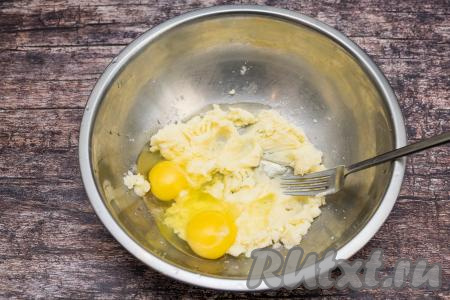 Растереть масло с сахаром вилкой до получения однородной массы. Затем добавить сырые яйца.