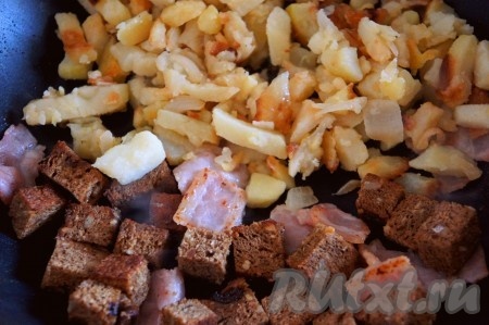 Добавить поджаренный заранее картофель, растительное масло и готовить ещё 1 минуту.