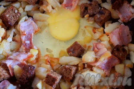 Вбить яйцо, посолить, убавить огонь и накрыть сковороду крышкой. Готовить 2-3 минуты.