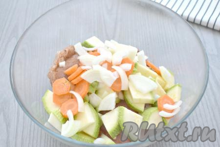 Сюда же выкладываем репчатый лук, нарезанный на четверть кольца (или полукольца).