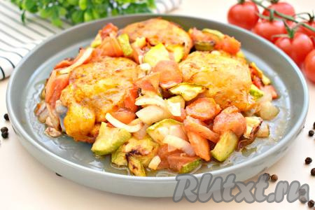 Готовые сочные куриные бёдра вместе с аппетитными овощами достаём из чаши аэрогриля, раскладываем по тарелкам и в горячем виде подаём вкусное, сытное, ароматное блюдо к столу.