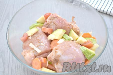 Перемешиваем куриные бёдра с овощами.