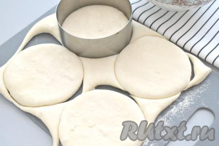 На стол, припорошенный мукой, выкладываем размороженный пласт слоёного теста, раскатывать его не нужно. С помощью сервировочного кольца (я использовала кольцо диаметром 9 сантиметров) вырезаем из слоёного теста 4 заготовки для ватрушек.&nbsp;