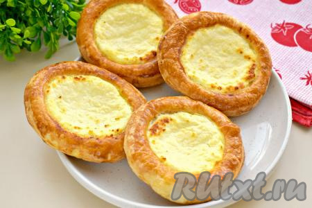 Ароматные, аппетитные, воздушные ватрушки из слоёного теста с нежной начинкой из творога, испечённые в аэрогриле, тёплыми или полностью остывшими подаём к столу.