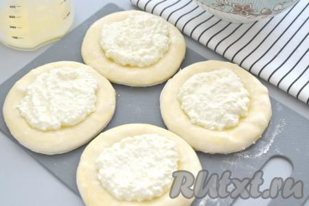 Творожную начинку зрительно делим на 4 равных части. В углубление каждой заготовки ватрушки выкладываем часть творожной начинки (примерно по 1,5 столовых ложки).