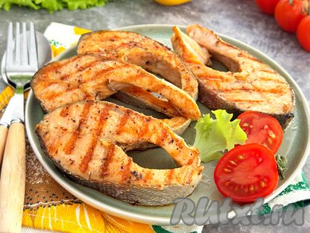 Стейки из форели на сковороде гриль