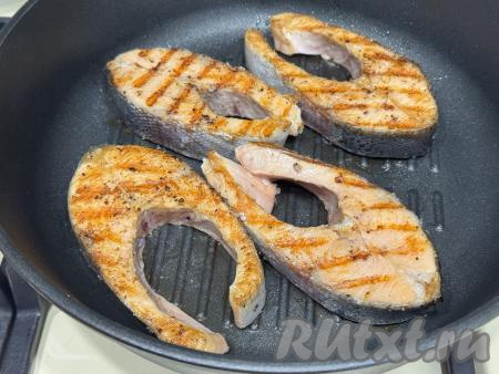 Жарить стейки на среднем огне до подрумянивания с двух сторон (примерно по 5-6 минут с каждой стороны).