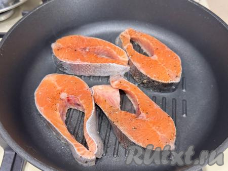 Сковороду гриль разогреть, смазывать маслом не нужно. Выложить стейки из форели на сковороду.