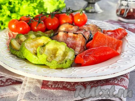 Овощи, приготовленные в аэрогриле, выкладывать на тарелку. Эти сочные, вкусные, аппетитные овощи станут великолепным гарниром к мясу, рыбе.