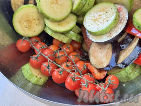 Перемешать овощи. На дно миски, в маринад, выложить помидоры черри. Я выложила черри прямо на веточках. Оставить овощи мариноваться минут на 30. В течение этого времени овощи можно 1-2 раза аккуратно перемешать, чтобы они равномерно промариновались со всех сторон.