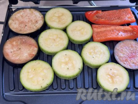Электрогриль разогреть, выставив режим "Овощи". Разложить различные овощи на панели гриля (на этом этапе помидоры я не выкладывала). Так как овощи мариновались в масле, жарить их можно, не смазывая гриль маслом.
