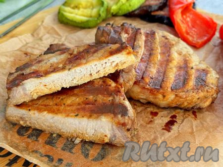 Для того чтобы проверить готовность, нужно сделать надрез на одном стейке, если в разрезе мясо будет без розовых вкраплений, значит оно готово. Постепенно приготовить в электрогриле все стейки.