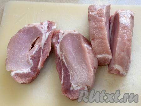 Нарезать свинину на стейки толщиной примерно 2,5-3 сантиметра.