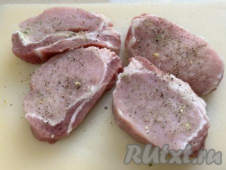 Присыпать стейки солью и чёрным молотым перцем с двух сторон, втереть специи и соль в мясо. Соли добавляйте немного, так как в дальнейшем мы будем мариновать стейки в соевом соусе, а он достаточно солёный.