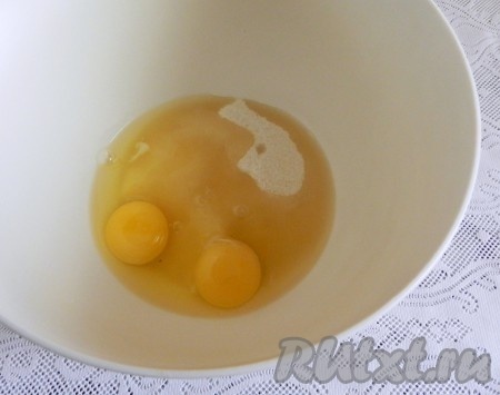 Яйца разбить в миску, всыпать сахар.
