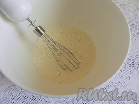 Взбить яйца с сахаром миксером (или венчиком), масса должна посветлеть и немного увеличиться в объёме.