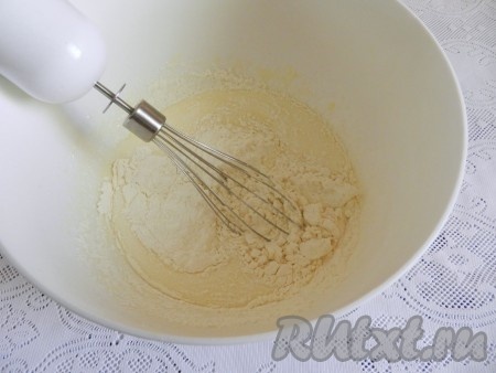 Всыпать муку с разрыхлителем, тщательно перемешать до однородности.