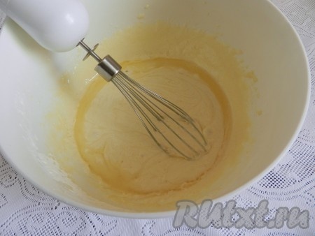 Влить растительное масло и снова перемешать тесто для кексов.