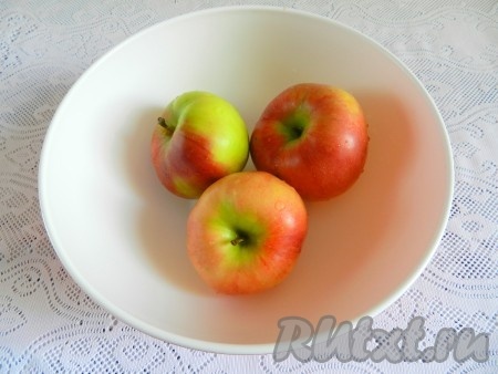 Яблоки вымыть, очистить от кожуры, натереть на крупной тёрке.