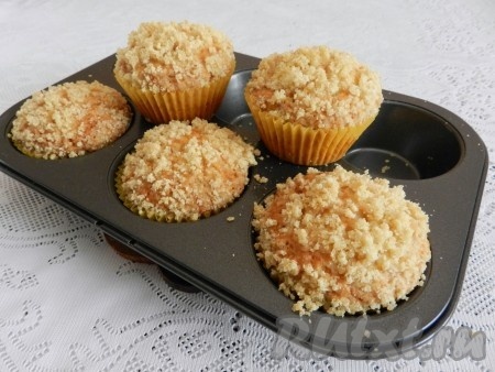 Достать выпечку из духовки. Дать кексам с яблоками немного остыть и вынуть их из формочек.