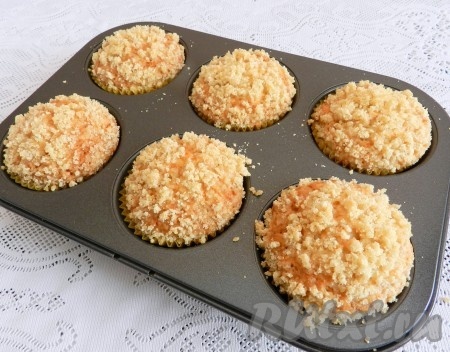 Поместить формочки с тестом в духовку, разогретую до 180 градусов. Выпекать яблочные кексы минут 25-30. Готовность можно проверить, проколов кексы сверху сухой деревянной шпажкой, если после прокалывания шпажка останется сухой, на ней не будет следов теста, значит кексики готовы.