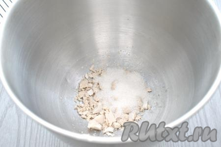 В глубокую миску крошим прессованные (живые) дрожжи, добавляем к ним сахар.