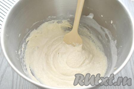 Перемешиваем содержимое миски лопаткой (или ложкой), должно получиться достаточно густое тесто, как на фото, по консистенции оно будет похоже на тесто для оладий. Снова миску накрываем крышкой и даём постоять тесту 20 минут.