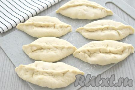 Поднявшееся тесто обминаем, делим на кусочки, раскатываем их в лепёшки и лепим пирожки с любимой начинкой. В этот раз у меня пирожки с картофелем.