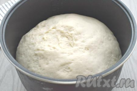 Далее тесто можно поместить в миску, прикрыть полотенцем и убрать в тёплое место на 1 час (до увеличения в объёме в 2-3 раза). Вот так тесто поднялось у меня по прошествии 45 минут. Я обычно убираю тесто для подъёма в мультиварку. Дно мультиварки смазываю растительным маслом, выкладываю тесто. Закрываю мультиварку, выставляю режим "Мультиповар", температуру - 35 градусов, время - 1 час.