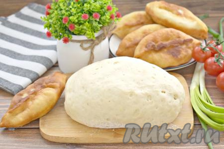 Работать с этим тестом, замешанным на молоке и живых дрожжах, одно удовольствие, а жареные пирожки из него получаются аппетитными, нежными, вкусными, их можно подать и к чаю, и на обед или к ужину.