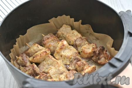 Отправляем чашу с шашлыками&nbsp;из свинины на шпажках в аэрогриль.&nbsp;Выставляем температуру 200 градусов, время - 35 минут. Через 15 минут с начала запекания достаём чашу из аэрогриля, шашлычки переворачиваем, снова отправляем в аэрогриль. Запекаем ещё 10 минут, снова переворачиваем и запекаем оставшееся время. Затем проверяем мясо на готовность, сделав на кусочке свинины надрез, если разрез светлый, без примесей крови, значит мясо готово. Если же в разрезе есть примеси крови, тогда увеличьте время запекания на 5-10 минут. У меня аэрогриль мощностью 1400 Ватт, я готовила шашлык из свинины 35 минут.