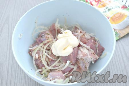 К мясу с луком добавляем майонез. Снова хорошо перемешиваем, покрывая кусочки свинины майонезом со всех сторон.
