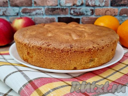 Готовую шарлотку достать из духовки, дать ей 5 минут остыть. Затем вынуть пирог из формы, переложить на решётку и дать ему хорошо остыть.