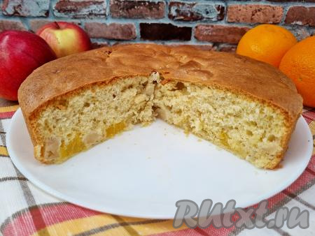 Остывшую апельсиново-яблочную шарлотку нарезать на кусочки и можно подавать к столу.