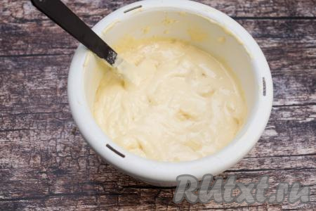 При помощи лопатки (или ложки) аккуратно подмешать апельсины и яблоки в тесто, равномерно распределяя фрукты по всему тесту.