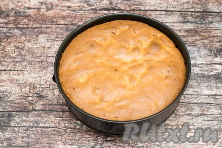 Шарлотку с апельсином и яблоком выпекать в разогретой до 180 градусов духовке в течение 40-45 минут. Готовность шарлотки я проверяю сухой деревянной лучинкой, для этого нужно воткнуть в середину пирога лучину и сразу достать её, если лучина останется без следов теста, значит выпечка готова.