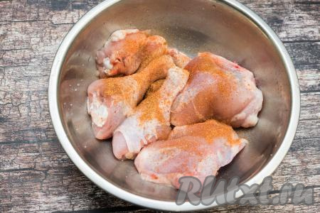 Части курицы посолить, посыпать любимыми специями для мяса. Тщательно перемешать, покрывая кусочки курицы специями со всех сторон.