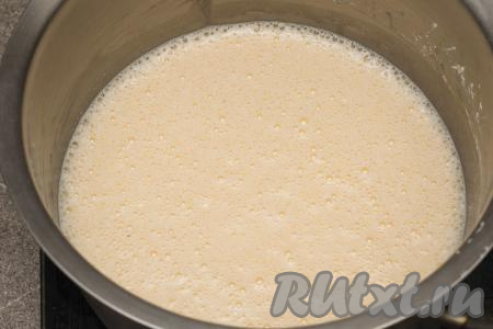 Смесь желтков, молока и крахмала должна стать однородной. Поставить кастрюлю на огонь выше среднего.&nbsp;