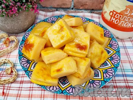 Готовый десерт достать из духовки, дать остыть в форме, а затем выложить горкой на тарелку и подать к столу.