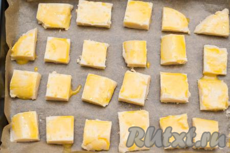 1 яйцо разделить на белок и желток (белок нам не понадобится, его можно добавить к двум белкам, которые мы ранее отправили в холодильник). С помощью силиконовой лопатки смазать сверху каждый молочный квадратик взбитым желтком.