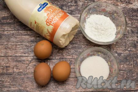 Подготовить продукты для приготовления десерта "Жареное молоко". Молоко лучше брать не обезжиренное, я купила топлёное молоко жирностью 3,2%. Крахмал я использовала картофельный, также можно взять кукурузный.