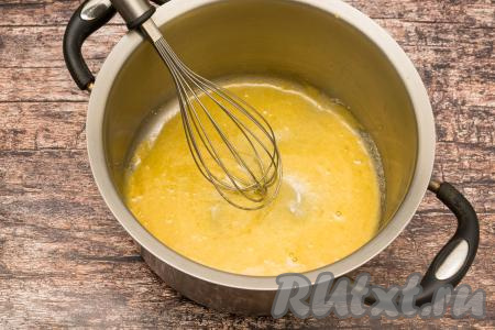Венчиком смешать в однородную массу желтки и сахар.